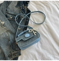 Mini sac bandoulière en denim bleu avec garniture cuir et breloque nœud perle - Pendentif Contacter le Service Client