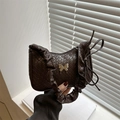 Bolso hobo trenzado marrón oscuro con mariposa plateada y detalle de asa fruncida - Marrón