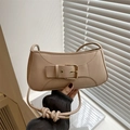 Elegante beige Leder-Baguette-Tasche mit goldener Schnalle und stilvollem Knotengurt-Detail - Khaki