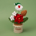 Handgemaakte gehaakte kerstman in pot met rode bloemen en een beige geweven voet - Groene Hoed Kerstman / Potplant