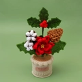 Handgemaakte gehaakte kerstplant in pot met kerstster, dennenappel en hulstblad - Rode Bes Hulst / Potplant