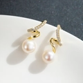 Pendientes de gota en espiral dorada con circonitas y perlas blancas redondas - Dorado