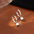Détail de breloques carrées sur créoles en argent S925 avec une finition polie - Huggie Cube Géométrique - Platine