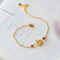 Detailaufnahme des Goldarmbands mit Lotus-Motiv, weißem Hetian-Jade und roten Achaten - Hetian Jade Lotosblatt Armband