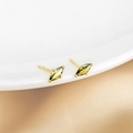 Orecchini a perno marquise verde oliva in argento S925 placcato oro su seta - verde oliva