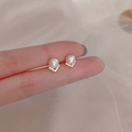 Elegantes pendientes de plata S925 con perla y cristales en forma de V entre los dedos - Pendientes de perlas en forma de V