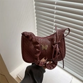 Bolso de hombro rojo oscuro con textura tejida, patrón de cocodrilo y hebilla de mariposa - Marrón Oscuro
