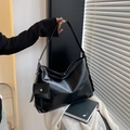Bolso de hombro minimalista de cuero negro con monedero decorativo de cadena de plata - Negro