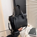 Elegante bolso de mano en cuero negro con letras doradas y correa de hombro ajustable - Negro