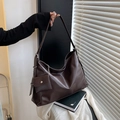 Bolso tote grande minimalista de cuero marrón con estuche de cadena bajo luz natural - Marrón