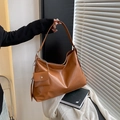 Bolso hobo caramelo de gran capacidad con cadena plateada y mini estuche a juego - Marrón