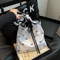 Sacchetto regalo bianco con fiocchi neri e pois presentato in una scatola elegante - Bianco con Fiocco