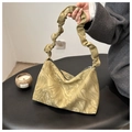 Dettaglio borsa verde oliva con trama marmorizzata e tracolla plissettata stile scrunchie - Verde