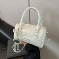 Sac Boston blanc avec motif lézard gaufré, breloque nœud perlé et bandoulière dorée - Sac Unique / Blanc