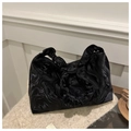 Detail van de zwarte geplooide cloud bag met zachte textuur en satijnen afwerking - Zwart