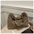 Dettaglio borsa nuvola marrone effetto marmo con elegante trama del manico arricciato - Marrone