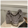 Dettaglio borsa nuvola taupe effetto marmo con manico arricciato e chiusura a zip - Grigio