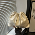 Sac fourre-tout chic en cuir verni blanc crème avec cordon et détail de nœud en métal - Blanc