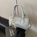 Sac Boston argenté à motif serpent avec pendentif nœud en perles et double poignée - Sac Unique / Argenté