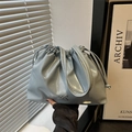 Sac à bandoulière bleu clair brillant avec cordon et petit nœud métallique - Bleu