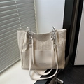 Modische beige Web-Tasche mit silberner Kette und praktischem PU-Außenfach - Weiß