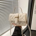 Elegante gesteppte Handtasche in Beige mit goldenem H-Verschluss und Tragegriff - Weiß