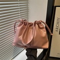 Sac nuage en cuir verni rose brillant avec détail R en métal et bandoulière réglable - Rose