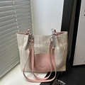 Beige gewebte Tragetasche mit rosa PU-Lederbesatz und Metallkettenriemen für Damen - Rosa
