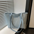Minimalistische hellblaue Tragetasche mit grauem M-Print und langen Schulterriemen - Blau
