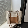 Beige gewebte Stroh-Tote-Bag mit brauner Ledertasche und Metallketten-Schultergurt - Braun