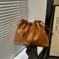 Sac fourre-tout à cordon plissé en cuir brillant présenté sous un angle de 45 degrés - Marron
