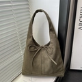 Bolso tote de ante verde oliva oscuro con lazo fino de cuero y diseño tipo cubo minimalista - Verde