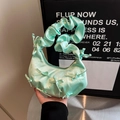 Minzgrüne Satin-Handtasche mit Schleifen und gerafftem Griff im eleganten Design - Seeblau