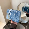 Ανοιχτό μπλε τσάντα denim με ξεφτισμένες λεπτομέρειες και χρυσή αλυσίδα ώμου - Μπλε