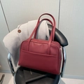 Grande borsa tote bordeaux retrò in pelle opaca su una sedia vintage - Rosso