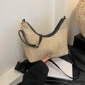 Große sichelförmige Stroh-Schultertasche mit schwarzem Lederbesatz und Reißverschluss - Schwarz