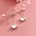 S925 Sterling Silber Herz Quaste Ohrhänger mit polierter Kette und rosa Blumenhintergrund - Herz Kettenohrringe