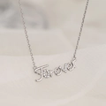 Elegante silberne Forever-Halskette mit funkelnden Zirkonia auf weichem weißem Stoff - Weißgold