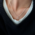 Collana con pendente cane palloncino in argento S925 con catena a sfere su modella in nero - Collana Con Pendente Cane Palloncino (Placcato Platino) / Argento