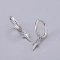 Macro-opname van S925 sterling zilveren ster oorringen met gepolijste hoepel en bedeltje - Kruis ster oorbellen / Witgoud