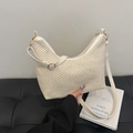 Schicke weiße geflochtene Halbmond-Tasche mit verstellbarem Riemen und goldener Hardware - Weiß