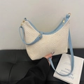 Schicke cremefarbene Stroh-Hobo-Tasche mit himmelblauem Lederbesatz und Trageriemen - Blau