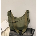 Dettaglio della borsa hobo in velluto a coste verde oliva con tracolla regolabile e zip - Verde