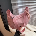 Dettaglio della trama della borsa a mezzaluna in velluto rosa con effetti di luce - Rosa