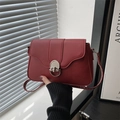 Minimalistische weinrote Leder-Baguette-Tasche mit silbernem Metalldrehverschluss - Rot