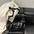 Schicke schwarze Plissee-Hobo-Tasche mit goldenem Dreieck und gerafftem Schultergurt - Schwarz