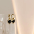 Detailaufnahme der Vintage-Herzohrringe mit schwarzen Steinen und Zirkonia-Pavé - Schwarzes Herz