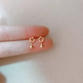 Gros plan détaillé de boucles d'oreilles pendantes en forme d'étoile dorée - Style Pluie de Météores (EH-250)