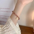Pulsera de cristal de fresa rosa con colgante dorado de fortuna en la muñeca - Colgante con carácter "Fu"