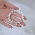 Primer plano de pulsera de cuentas de ojo de gato con colgante de linterna en la muñeca - Pulsera de Piedra Ojo de Gato